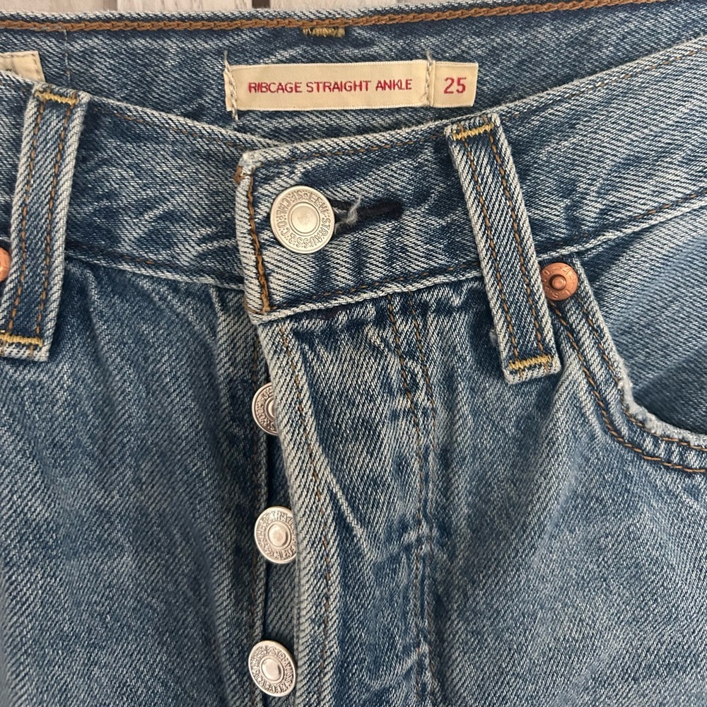 Levi's Jeans Ribcage Straight Ankle Button Fly Size 25/L27 Distressed - Picture 4 of 5